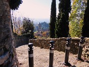 29 Lo Scorlazzone in decisa salita con vista sul Tempio di Sudorno